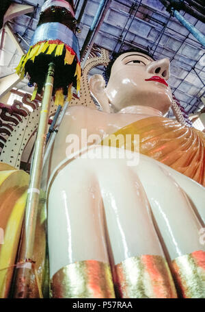 Un faible angle de vue inhabituel à la recherche des doigts énormes à la tête des 50 pieds de haut (15 mètres) dans le Bouddha Sakya Muni Buddha Gaya Temple à Singapour. Aussi connu comme le Temple de mille feux, c'est le foyer de l'un des pays les plus gigantesques statues, qui pèse plus de 300 tonnes US (272,155 tonnes métriques). La grande figure est décrite par trois rangées de petites lumières qui sont éclairés le soir et la raison pour le temple est plus courant nom. Banque D'Images