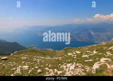 Vue panoramique sur le lac de Garde du paysage haut de Monte Baldo Banque D'Images