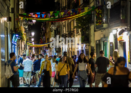 Les gens dans la rue de Lisbonne au cours de saints populaires festival Banque D'Images