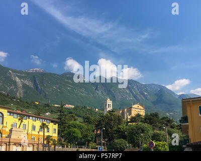 Ville de Malcesine devant montagnes recouvertes à l'ouest du lac de Garda Banque D'Images