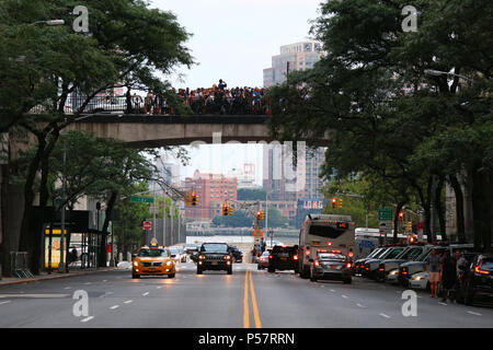 NEW YORK, NY - 11 juillet : les photographes professionnels et amateurs en attente pour capturer le meilleur coup de Manhattanhenge Tudor City viaduc, au-dessus de Manhattan