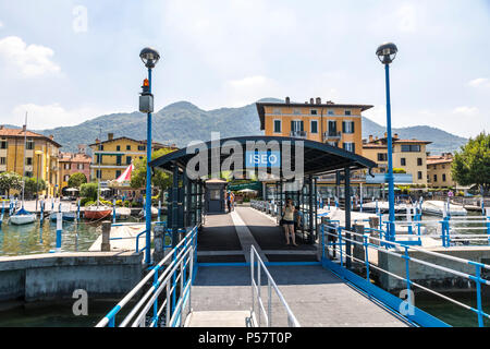 Station de ferry sur le lac d'Iseo (Lago d'Iseo) dans la ville d'Iseo, Lombardie, Italie. Vue de la ville de la jetée. Iseo est une célèbre station balnéaire italienne Banque D'Images