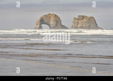 Rockaway Beach, Oregon. United States. Twin Rocks off shore à Rockaway Beach, Oregon. United States. Banque D'Images