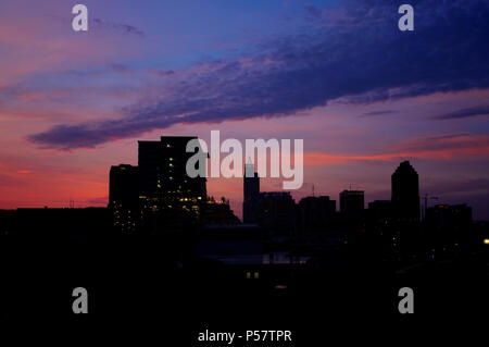 L'horizon de Raleigh North Carolina retour allumé par l'aube rose ciel vu de Boylan Bridge Banque D'Images