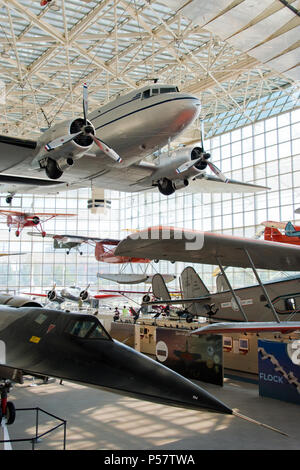 1940 Un avion Douglas DC-3 est suspendu au-dessus d'un Lockheed M-21 Blackbird au Musée de l'aviation, Boeing Field, Washington. Banque D'Images