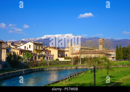 Rieti (Italie) - La ville de Sabina, dans la région du Lazio, sous le mont Terminillo et traversée par la rivière Velino. Banque D'Images