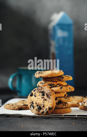 Des biscuits fraîchement cuits sur rack cookie avec du lait Banque D'Images