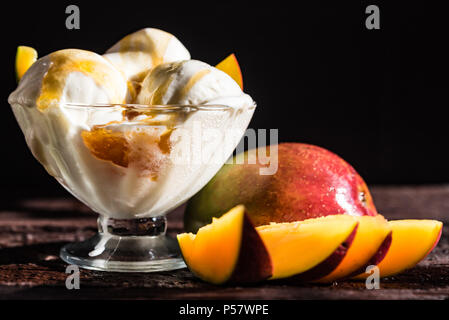 La crème glacée et sauce caramel fruits mangue fraîche Banque D'Images