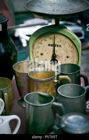 Marché aux puces. Vintage shop échelle avec des tasses en métal Banque D'Images