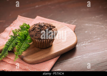 Muffin au chocolat maison Dellicious sur table. Prêt à manger. Banque D'Images