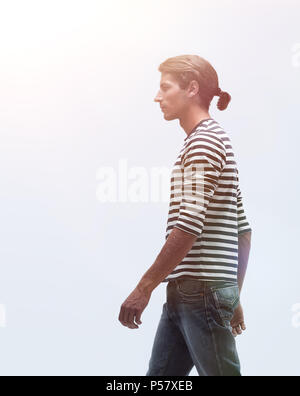 Vue de côté.young man va de l'avant. Banque D'Images