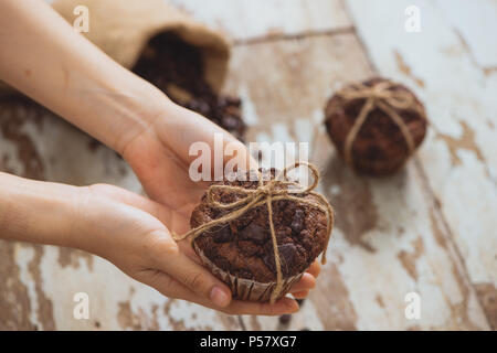 Muffin au chocolat maison Dellicious sur table. Prêt à manger. Banque D'Images