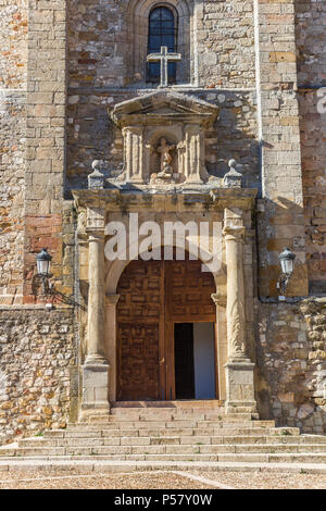 Entrée de l'église San Juan Bautista en Atienza, Espagne Banque D'Images