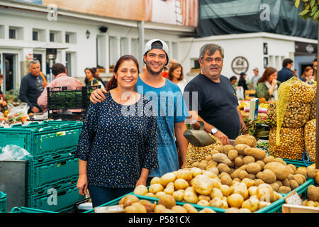 Cascais, Portugal - Juin 9th, 2018 : rédaction d'illustration de l'ambiance conviviale et familiale des vendeurs de marché à Cascais's food market Banque D'Images