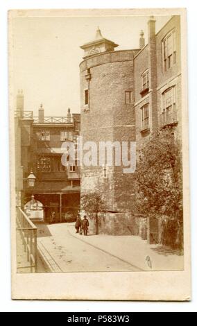 Vue sur le clocher de la Tour de Londres. C'est une image prise très tôt au début des années 1860 Banque D'Images