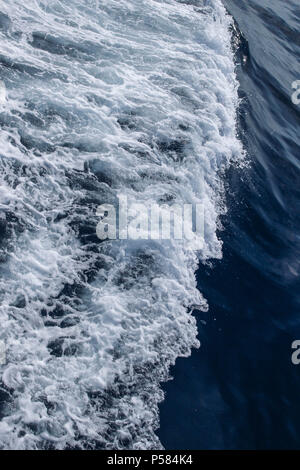 Petites vagues et la mousse de l'eau de mer Banque D'Images