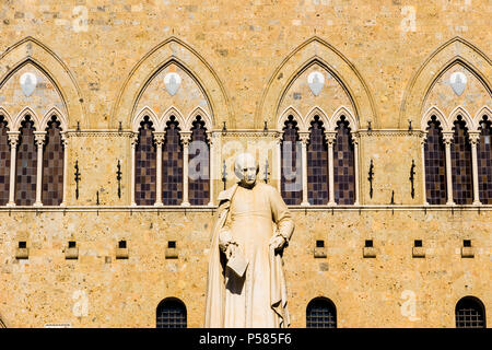 Sienne, Italie - 29 septembre 2016 : Palazzo Salimbeni, siège de la Monte dei Paschi di Siena bank Banque D'Images