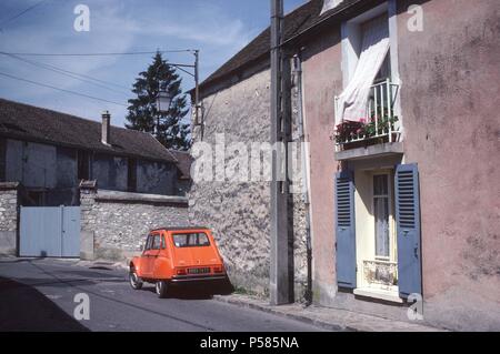 Un instantané d'une rue de Moret, France. Banque D'Images