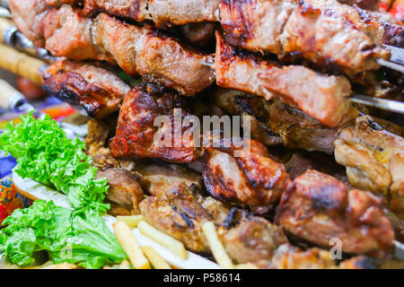 Kebab Barbecue la viande de porc sur des brochettes. Street food fair Banque D'Images