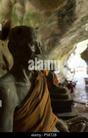 Le moine bouddhiste statue in Temple Tham Suwan Kuha Banque D'Images