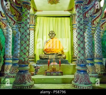 Statue Moine au temple Tham Suwan Kuha, Thaïlande Banque D'Images