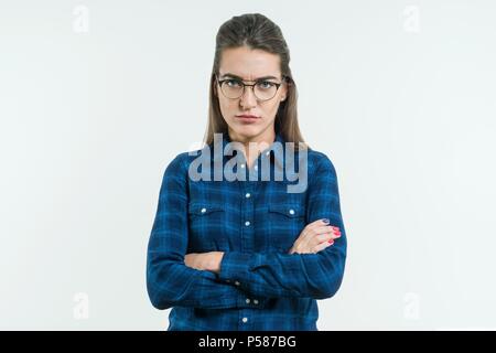 Tourné à l'intérieur de la jeune femme en colère grognon dans les verres sur fond blanc. Banque D'Images