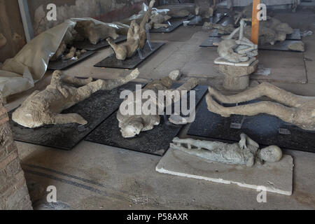 Des moulages de corps exposé dans la maison de Marco Fabio Rufo (Casa di Marco Fabio Rufo) dans le site archéologique de Pompéi (Pompei) près de Naples, Campanie, Italie. Des moulages de corps ont été construits à partir de plâtre dans les creux laissés par les organes désintégrés après l'éruption du Vésuve en 79 ap. Banque D'Images