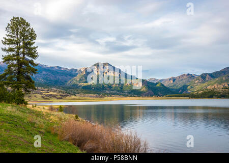 Williams Creek Reservoir dans le San Juan Mountains près de Pagosa Springs, Coloradoholiday Banque D'Images