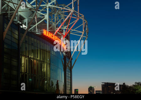 Le stade Old Trafford, domicile du Manchester United Football Club, au cours d'une soirée d'été (usage éditorial uniquement). Banque D'Images