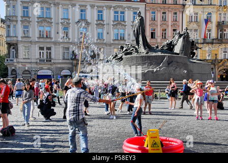 Soap Bubble maker dans la place de la vieille ville, ou Stare namesti, dans la Vieille Ville, Prague, République tchèque avec Jan Hus Monument à retour Banque D'Images