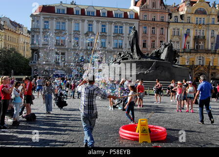 Soap Bubble maker dans la place de la vieille ville, ou Stare namesti, dans la Vieille Ville, Prague, République tchèque avec Jan Hus Monument à retour Banque D'Images