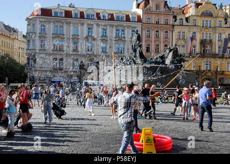 Soap Bubble maker dans la place de la vieille ville, ou Stare namesti, dans la Vieille Ville, Prague, République tchèque avec Jan Hus Monument à retour Banque D'Images