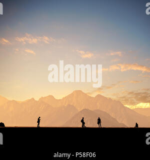 Les gens qui se profile en relaxant sur le port d'Antalya et de hautes montagnes de ciel coucher de soleil Banque D'Images