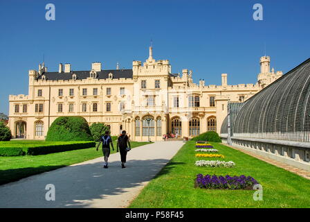 Le château de Lednice ni le paysage culturel de Lednice-Valtice complexe dans le sud de la Moravie, en République tchèque. Château la serre sur la droite. Banque D'Images