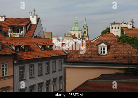 L'église Saint Nicolas (Kostel svatého Mikuláše) dans la place Malostranské se lève sur les toits de peu (Malá Strana) à Prague, République tchèque. Banque D'Images