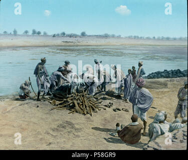 Cadavre sur le Bûcher, funérailles hindoues, Gange, Uttar Pradesh, Inde, Hand-Colored Magic Lantern slide, Newton & Company, 1930 Banque D'Images