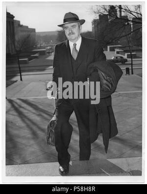 Earl Browder, ancien Secrétaire Général du Parti communiste des États-Unis, arrivant à la Cour de District des États-Unis pour répondre à une accusation d'outrage au Congrès pour refus de répondre à des questions de commission d'enquête, Washington DC, USA, 1 décembre 1950 Banque D'Images