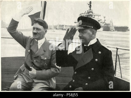 Le chancelier Adolf Hitler et l'amiral Erich Raeder l'examen de la flotte allemande , Allemagne, 1930 Banque D'Images