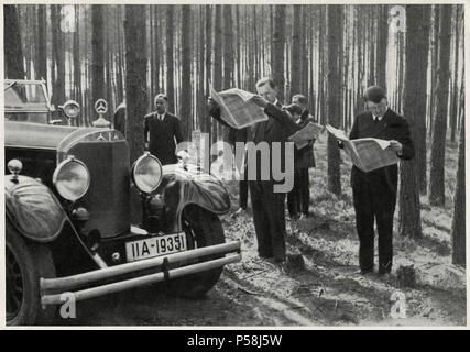 Adolf Hitler et Entourage aux côtés sa Mercedes lors de la lecture de journaux gratuits dans les bois, de l'Allemagne, début des années 1930 Banque D'Images