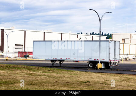 Tracteur semi-remorque en stationnement d'un camion commercial property Banque D'Images