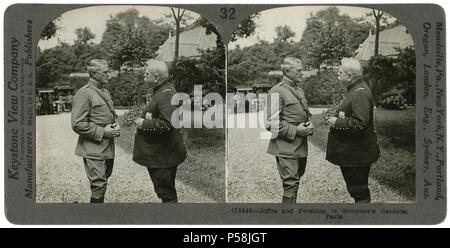 Joffre & Pershing dans les jardins du Gouverneur, Paris, carte stéréo, Keystone View Company, 1917 Banque D'Images