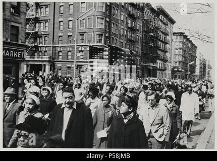 Foule de personnes en deuil, certaines portant des drapeaux, marchant vers le bas 7e Avenue, près de 112e Rue sur chemin de service commémoratif pour le Dr. Martin Luther King Jr. dans Central Park, New York City, New York, USA, le 7 avril 1968 Banque D'Images