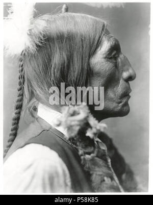 Wolf Robe, Cheyennes du sud Chef, Tête et épaules Profile Portrait, début des années 1900 Banque D'Images