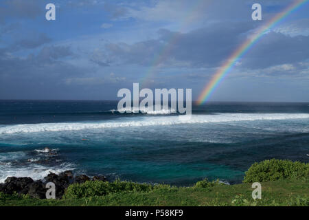 Les vagues et les rainbow au Ho'okipa Beach Park, Maui, Hawaii. Banque D'Images