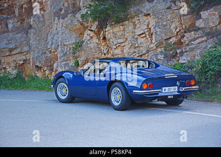 Voiture Ferrari sur la route des cretes, près de Cassis, Bouches-du-Rhône, France Banque D'Images