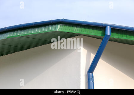 Maison de coin en acier avec système de gouttière peint en bleu Banque D'Images