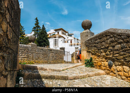 Ronda, Espagne, Avril 05, 2018 : route vers les ruines de bains arabes dans la ville de Ronda, Andalousie, Espagne Banque D'Images