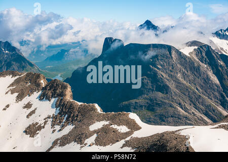 Vue aérienne des montagnes dans Romsdalen, Møre og Romsdal (Norvège).Dans le centre est le pic Romsdalshorn, et dans l'arrière-plan est Store. Vengetind Banque D'Images