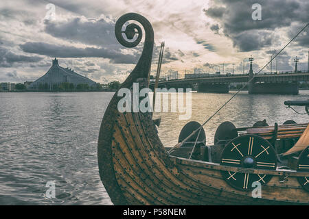 Bateau en bois stylisés de Vikings avec boucliers sur les côtés sur la Daugava à Riga Banque D'Images