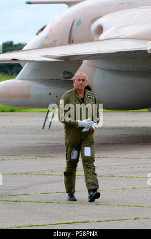 Bob Tuxford marche loin de l'essai d'un Handley Page Victor tanker jet avion à Bruntingthorpe. Le chef d'escadron Robert Tuxford AFC, Royal Air Force Banque D'Images